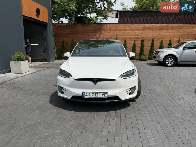 Белый Тесла Модель Х, объемом двигателя 0 л и пробегом 122 тыс. км за 27700 $, фото 1 на Automoto.ua
