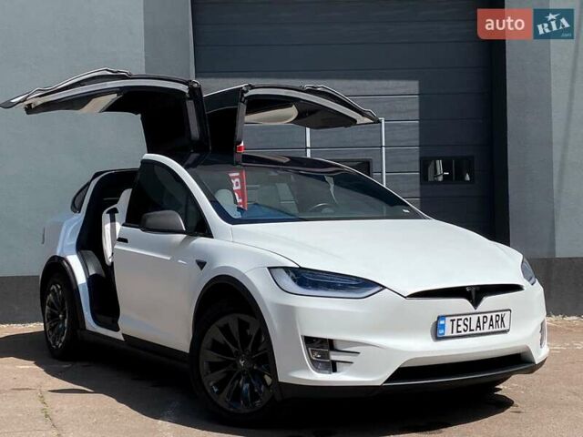 Белый Тесла Модель Х, объемом двигателя 0 л и пробегом 123 тыс. км за 31499 $, фото 1 на Automoto.ua