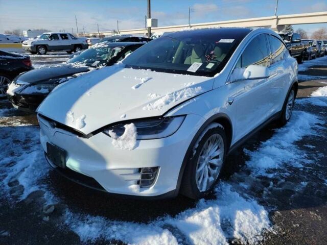 Белый Тесла Модель Х, объемом двигателя 1 л и пробегом 32 тыс. км за 7500 $, фото 1 на Automoto.ua