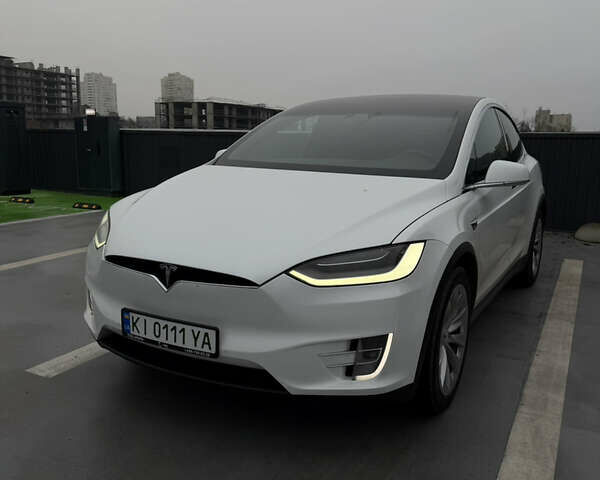 Белый Тесла Модель Х, объемом двигателя 0 л и пробегом 120 тыс. км за 31500 $, фото 1 на Automoto.ua