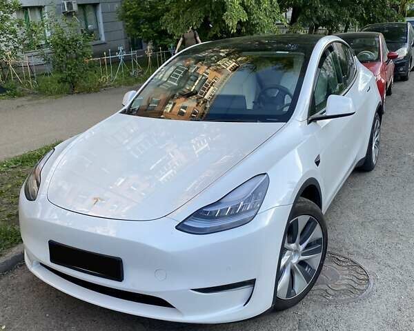 Белый Тесла Model Y, объемом двигателя 0 л и пробегом 49 тыс. км за 24850 $, фото 1 на Automoto.ua