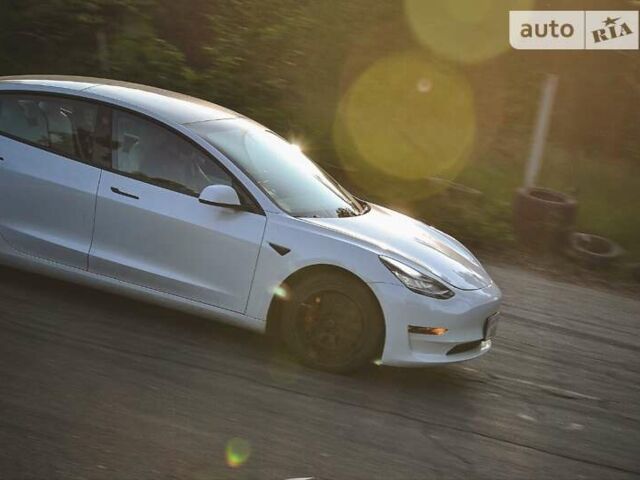 Белый Тесла Model Y, объемом двигателя 0 л и пробегом 41 тыс. км за 19999 $, фото 1 на Automoto.ua