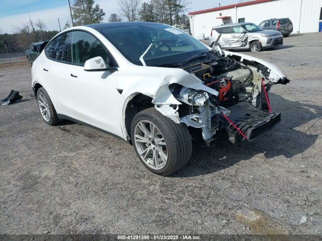 Белый Тесла Model Y, объемом двигателя 0 л и пробегом 102 тыс. км за 15700 $, фото 1 на Automoto.ua