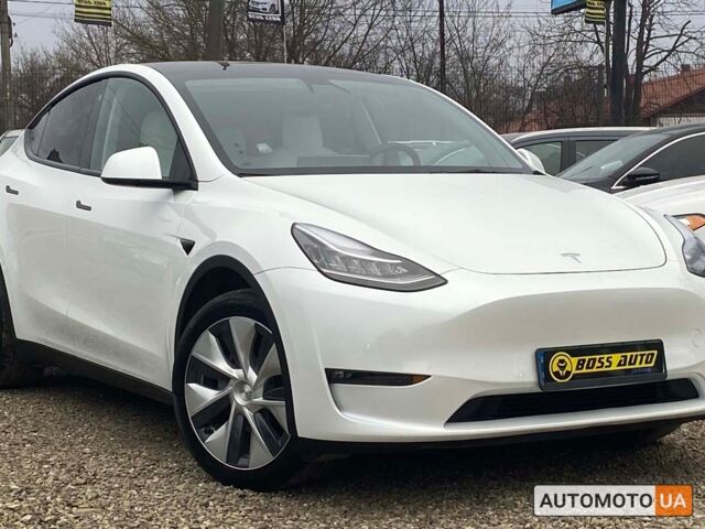 Белый Тесла Model Y, объемом двигателя 75 л и пробегом 45 тыс. км за 35999 $, фото 1 на Automoto.ua