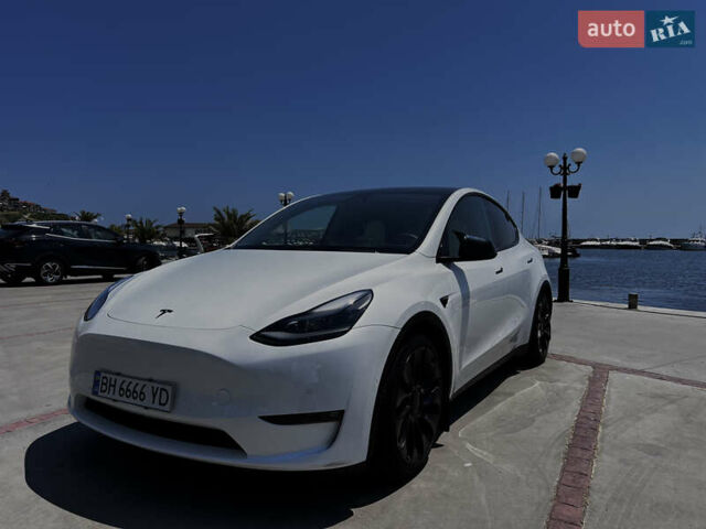 Белый Тесла Model Y, объемом двигателя 0 л и пробегом 61 тыс. км за 28000 $, фото 1 на Automoto.ua