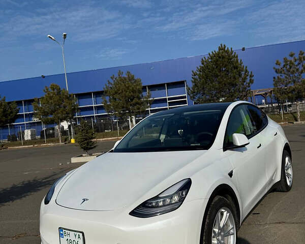 Белый Тесла Model Y, объемом двигателя 0 л и пробегом 65 тыс. км за 27500 $, фото 1 на Automoto.ua