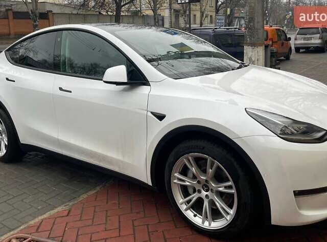 Белый Тесла Model Y, объемом двигателя 0 л и пробегом 83 тыс. км за 28000 $, фото 1 на Automoto.ua
