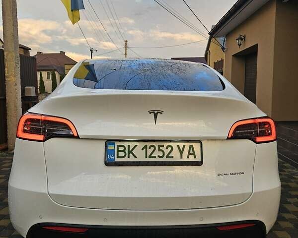 Тесла Model Y 2021 в Ровно на Automoto.ua Белый Тесла Model Y, объемом двигателя 0 л и пробегом 133 тыс. км за 22000 $, фото 1 на Automoto.ua