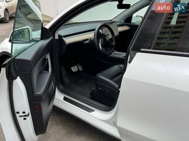 Белый Тесла Model Y, объемом двигателя 0 л и пробегом 14 тыс. км за 28000 $, фото 1 на Automoto.ua