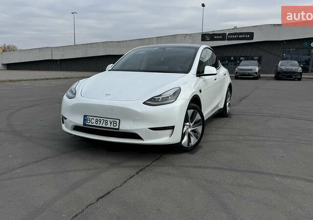 Белый Тесла Model Y, объемом двигателя 0 л и пробегом 57 тыс. км за 25600 $, фото 1 на Automoto.ua