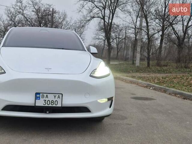 Белый Тесла Model Y, объемом двигателя 0 л и пробегом 27 тыс. км за 29000 $, фото 1 на Automoto.ua