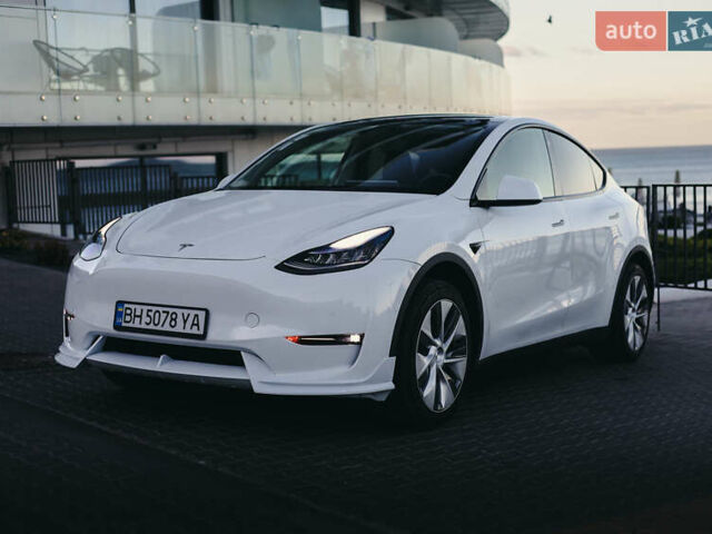 Белый Тесла Model Y, объемом двигателя 0 л и пробегом 45 тыс. км за 28900 $, фото 1 на Automoto.ua