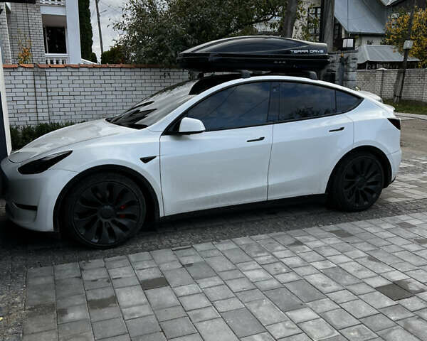 Белый Тесла Model Y, объемом двигателя 0 л и пробегом 59 тыс. км за 26999 $, фото 1 на Automoto.ua