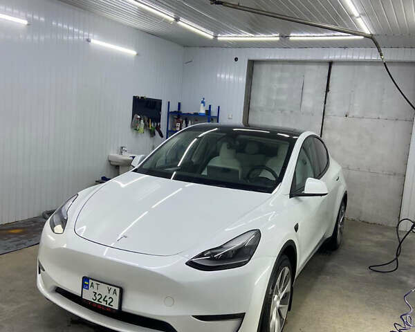 Белый Тесла Model Y, объемом двигателя 0 л и пробегом 27 тыс. км за 33000 $, фото 1 на Automoto.ua