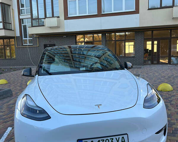 Белый Тесла Model Y, объемом двигателя 0 л и пробегом 28 тыс. км за 38000 $, фото 1 на Automoto.ua