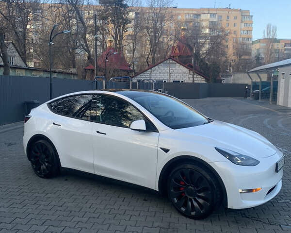 Белый Тесла Model Y, объемом двигателя 0 л и пробегом 50 тыс. км за 29999 $, фото 1 на Automoto.ua