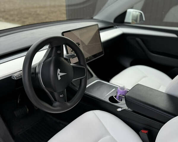 Белый Тесла Model Y, объемом двигателя 0 л и пробегом 50 тыс. км за 28200 $, фото 1 на Automoto.ua
