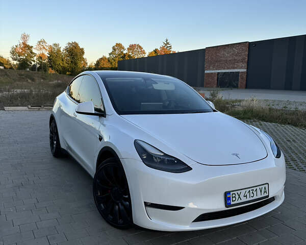 Белый Тесла Model Y, объемом двигателя 0 л и пробегом 53 тыс. км за 29500 $, фото 1 на Automoto.ua