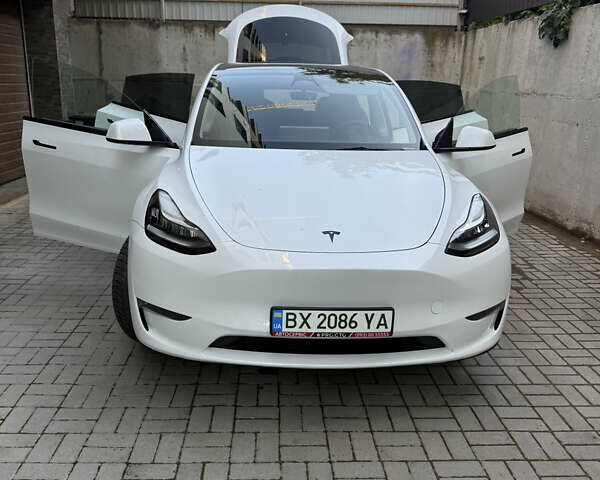 Белый Тесла Model Y, объемом двигателя 0 л и пробегом 33 тыс. км за 32500 $, фото 1 на Automoto.ua