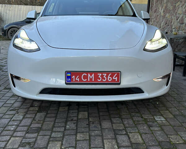 Белый Тесла Model Y, объемом двигателя 0 л и пробегом 45 тыс. км за 26999 $, фото 1 на Automoto.ua
