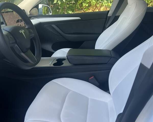 Белый Тесла Model Y, объемом двигателя 0 л и пробегом 30 тыс. км за 36000 $, фото 1 на Automoto.ua