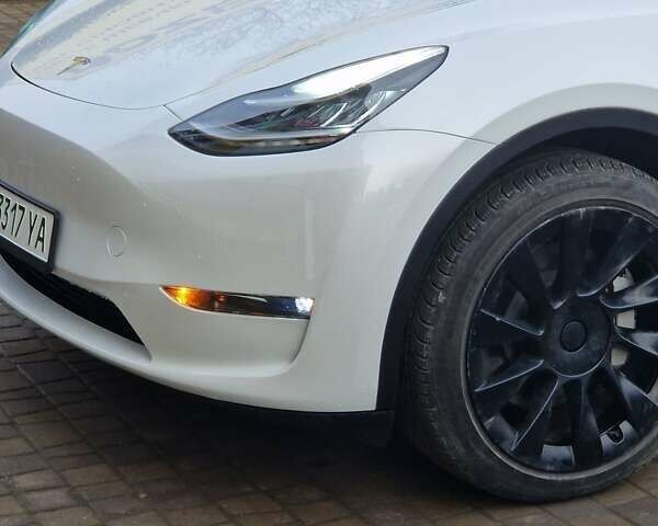 Белый Тесла Model Y, объемом двигателя 0 л и пробегом 26 тыс. км за 28200 $, фото 1 на Automoto.ua