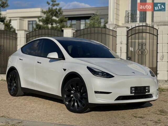 Белый Тесла Model Y, объемом двигателя 0 л и пробегом 26 тыс. км за 29900 $, фото 1 на Automoto.ua