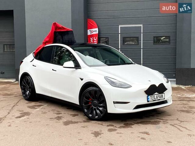 Белый Тесла Model Y, объемом двигателя 0 л и пробегом 49 тыс. км за 34999 $, фото 1 на Automoto.ua