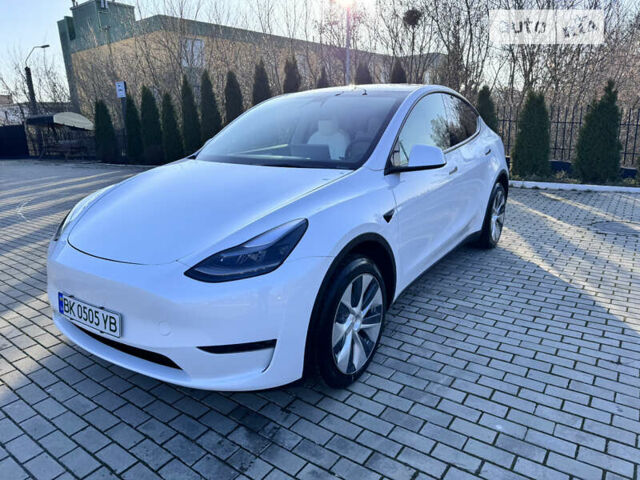 Белый Тесла Model Y, объемом двигателя 0 л и пробегом 4 тыс. км за 39500 $, фото 1 на Automoto.ua