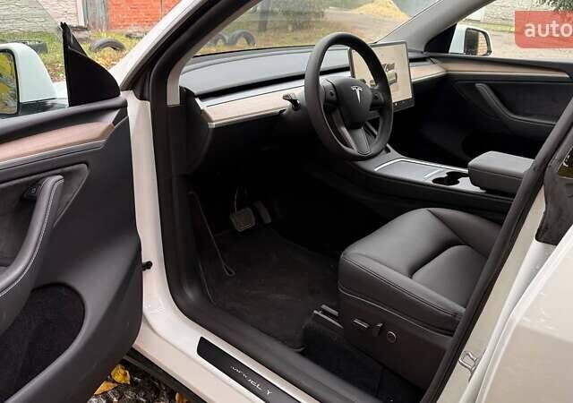 Белый Тесла Model Y, объемом двигателя 0 л и пробегом 20 тыс. км за 31500 $, фото 1 на Automoto.ua