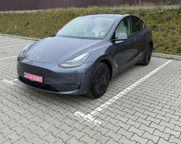 Серый Тесла Model Y, объемом двигателя 0 л и пробегом 64 тыс. км за 27300 $, фото 1 на Automoto.ua