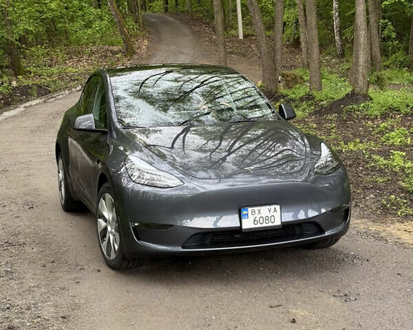 Серый Тесла Model Y, объемом двигателя 0 л и пробегом 18 тыс. км за 28500 $, фото 1 на Automoto.ua