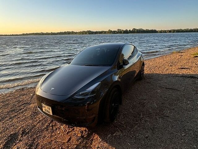 Серый Тесла Model Y, объемом двигателя 0 л и пробегом 25 тыс. км за 32500 $, фото 1 на Automoto.ua
