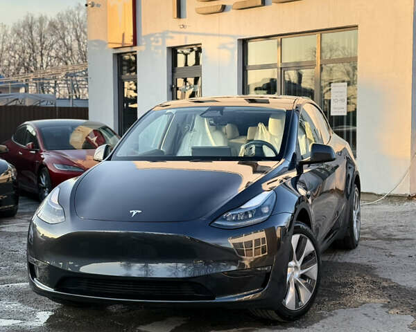Серый Тесла Model Y, объемом двигателя 0 л и пробегом 1 тыс. км за 39900 $, фото 1 на Automoto.ua