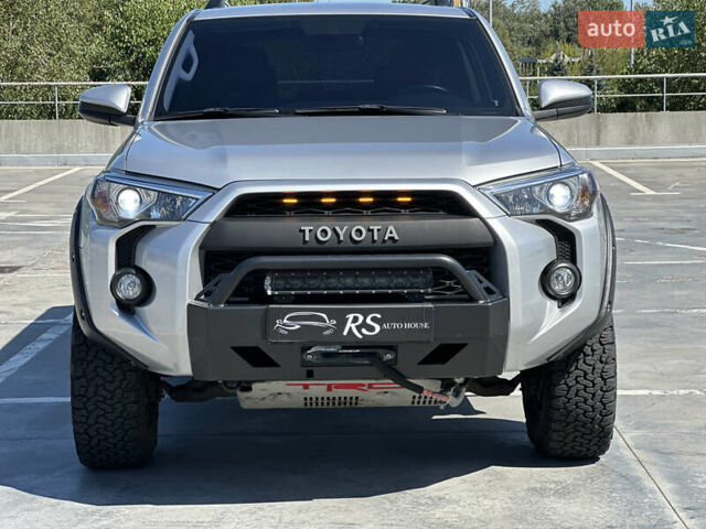 Серый Тойота 4Раннер, объемом двигателя 3.96 л и пробегом 147 тыс. км за 35900 $, фото 1 на Automoto.ua