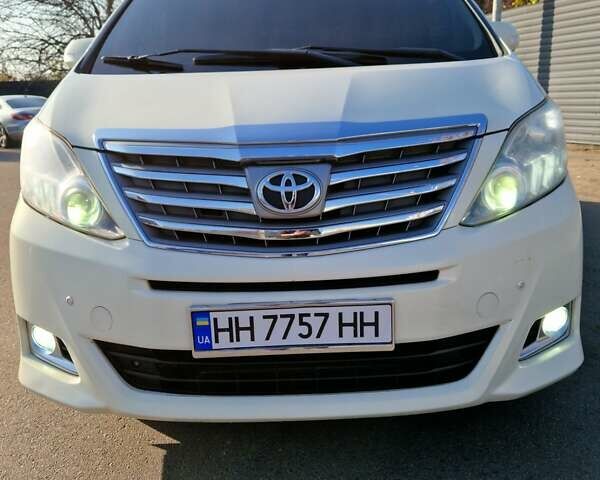 Белый Тойота Алфард, объемом двигателя 2.36 л и пробегом 197 тыс. км за 18700 $, фото 1 на Automoto.ua