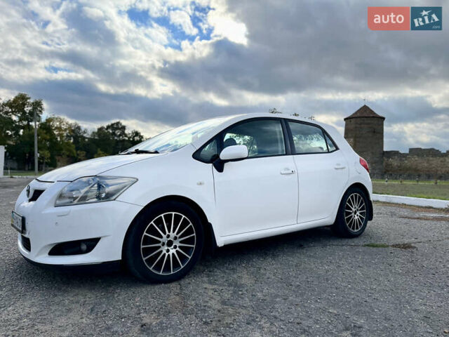 Белый Тойота Аурис, объемом двигателя 2.23 л и пробегом 260 тыс. км за 6000 $, фото 1 на Automoto.ua