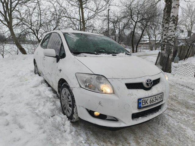 Білий Тойота Ауріс, об'ємом двигуна 1.4 л та пробігом 199 тис. км за 3200 $, фото 1 на Automoto.ua