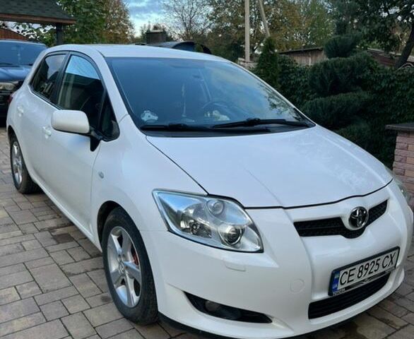 Белый Тойота Аурис, объемом двигателя 1.4 л и пробегом 252 тыс. км за 6000 $, фото 1 на Automoto.ua