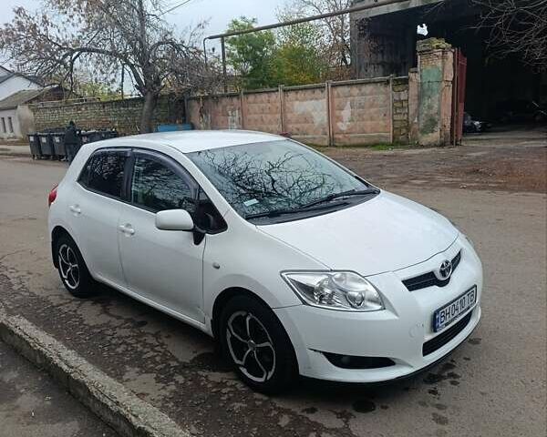 Белый Тойота Аурис, объемом двигателя 1.6 л и пробегом 114 тыс. км за 5650 $, фото 1 на Automoto.ua