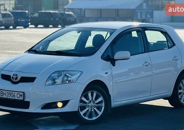 Белый Тойота Аурис, объемом двигателя 1.6 л и пробегом 165 тыс. км за 6500 $, фото 1 на Automoto.ua