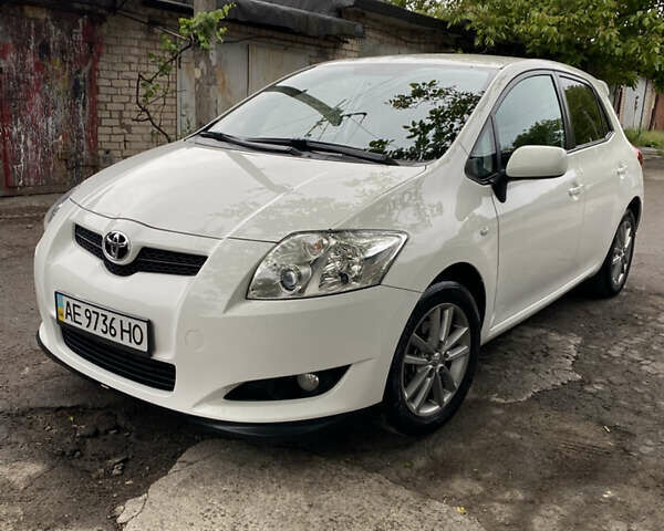Белый Тойота Аурис, объемом двигателя 1.8 л и пробегом 120 тыс. км за 9900 $, фото 1 на Automoto.ua