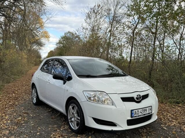 Белый Тойота Аурис, объемом двигателя 1.3 л и пробегом 229 тыс. км за 5499 $, фото 1 на Automoto.ua