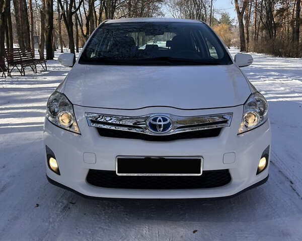 Белый Тойота Аурис, объемом двигателя 1.8 л и пробегом 215 тыс. км за 8800 $, фото 1 на Automoto.ua