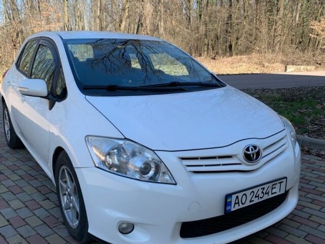 Белый Тойота Аурис, объемом двигателя 2 л и пробегом 260 тыс. км за 6500 $, фото 1 на Automoto.ua