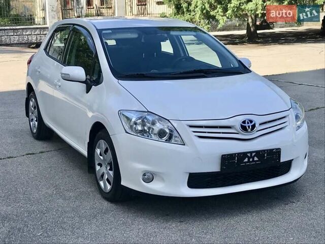 Белый Тойота Аурис, объемом двигателя 1.6 л и пробегом 146 тыс. км за 9900 $, фото 1 на Automoto.ua