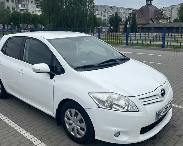 Белый Тойота Аурис, объемом двигателя 1.4 л и пробегом 143 тыс. км за 8100 $, фото 1 на Automoto.ua