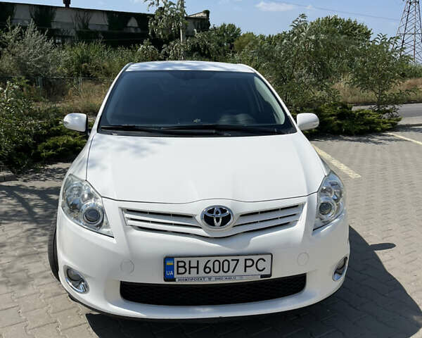 Белый Тойота Аурис, объемом двигателя 1.6 л и пробегом 142 тыс. км за 9800 $, фото 1 на Automoto.ua