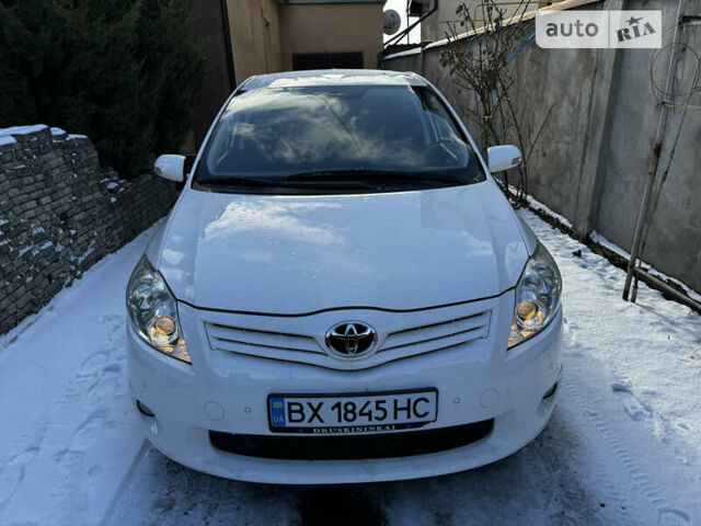Белый Тойота Аурис, объемом двигателя 1.6 л и пробегом 171 тыс. км за 9300 $, фото 1 на Automoto.ua