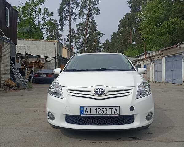 Белый Тойота Аурис, объемом двигателя 1.6 л и пробегом 112 тыс. км за 8200 $, фото 1 на Automoto.ua